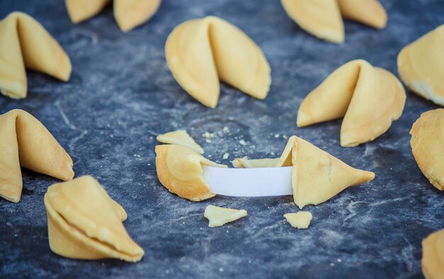 Biscoitos com profecia. Foco seletivo. comida e bebida.