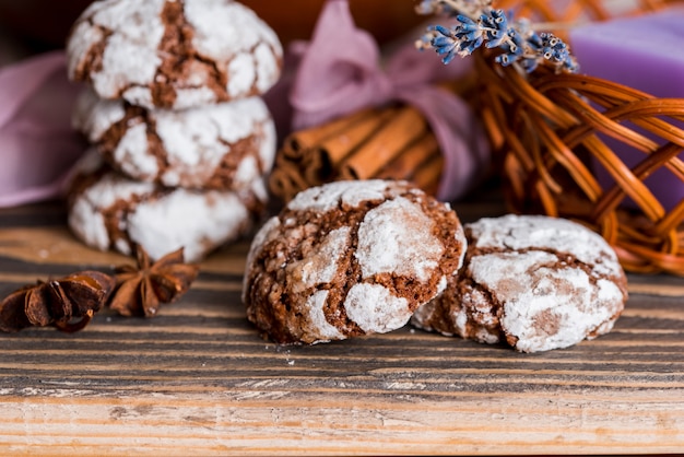 Biscoitos com rachaduras de chocolate