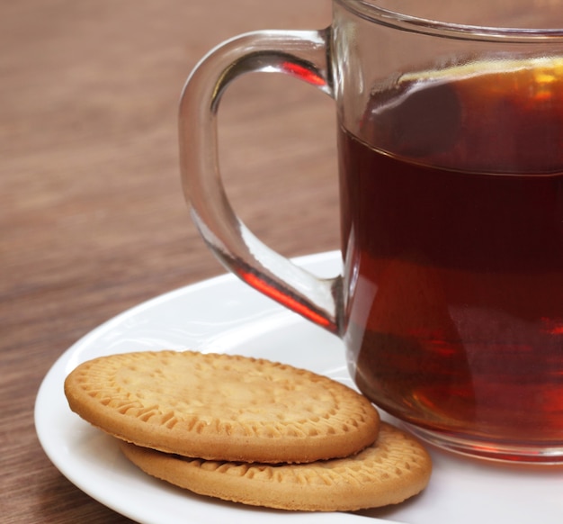 Biscoitos com uma xícara de chá na mesa