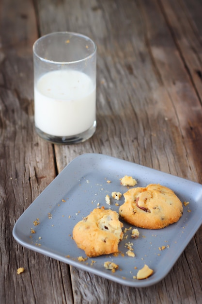 Biscoitos comidos e copo de leite. Sobremesa doce e bebida saudável.