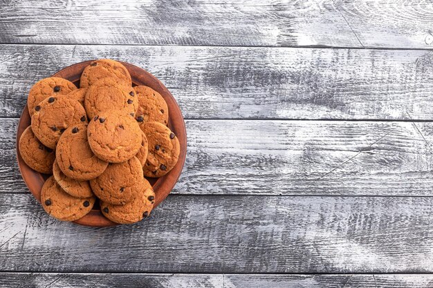 Biscoitos cookies em diferentes fundos biscoitos de aveia com chocolate