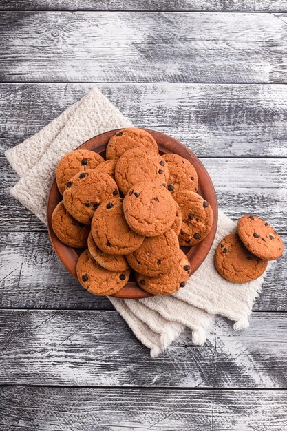 Biscoitos cookies em diferentes fundos biscoitos de aveia com chocolate