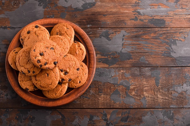 Biscoitos cookies em diferentes fundos biscoitos de aveia com chocolate