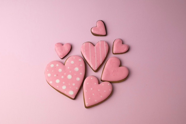 biscoitos cor-de-rosa em forma de coração conceito de cozimento criativo para o Dia dos Namorados