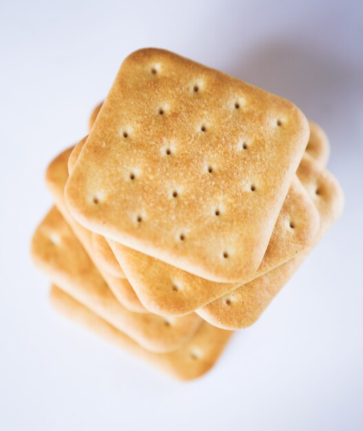 Biscoitos cracker sobre branco