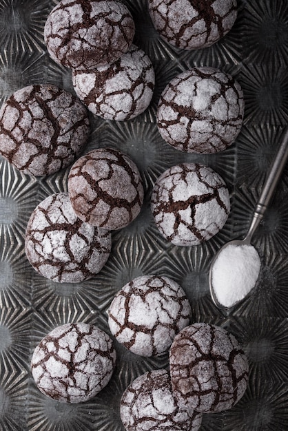 Biscoitos crinkle de chocolate com rachaduras