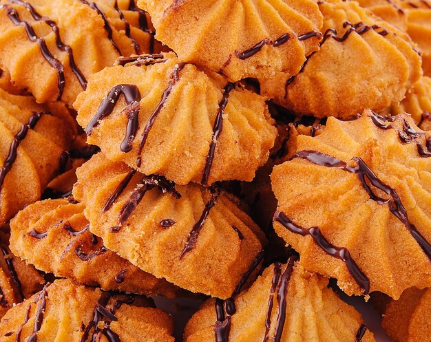 Biscoitos crocantes caseiros com creme de chocolate