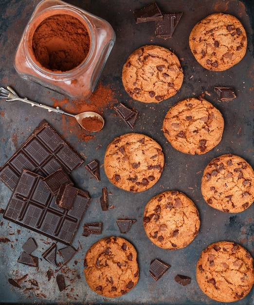 Biscoitos crocantes com gotas de chocolate