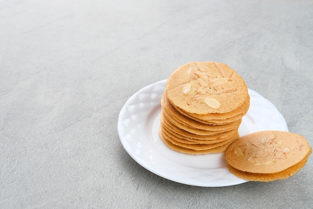 Biscoitos crocantes de amêndoa com textura fina de queijo ralado