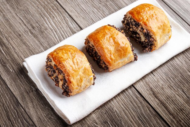 Biscoitos crocantes recém-assados com sementes de papoula em um fundo de madeira