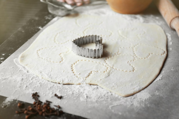 Biscoitos crus em forma de coração sobre uma mesa