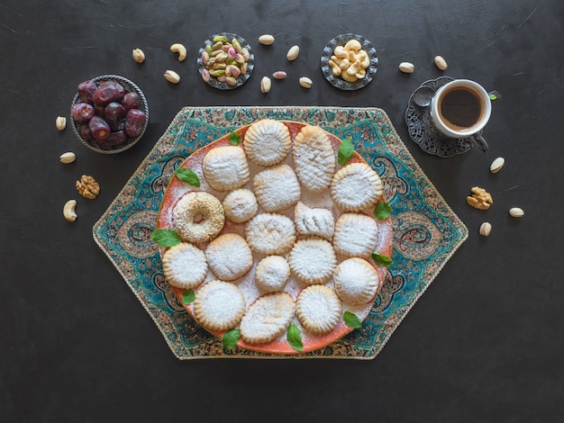 Biscoitos da festa islâmica de El Fitr. Doces do Ramadã. Biscoitos egípcios "Kahk El Eid"