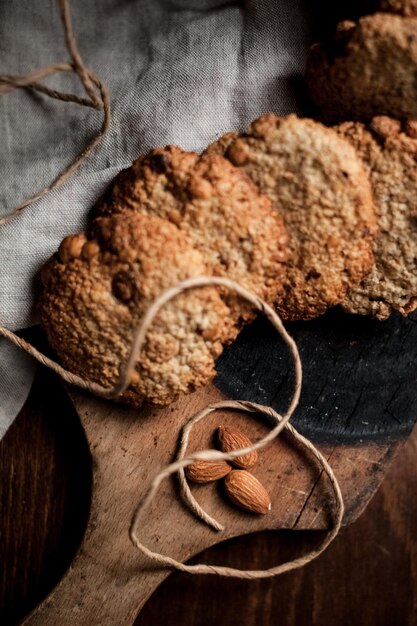 Biscoitos da manhã com amêndoas na placa de madeira. Foco seletivo.