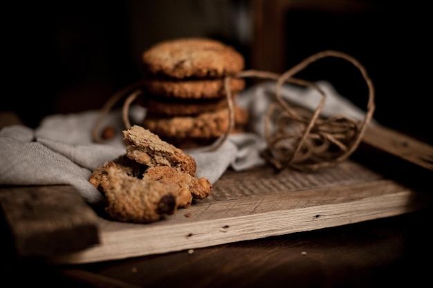 Biscoitos da manhã com amêndoas na placa de madeira. Foco seletivo.