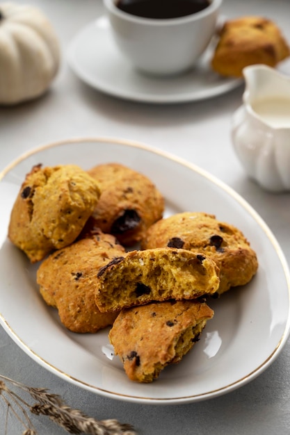 Biscoitos de abóbora com gotas de chocolate Biscoitos caseiros conceito de comida feia