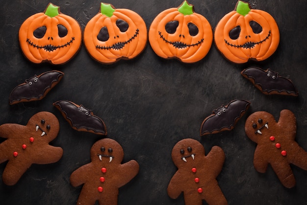 Foto biscoitos de abóbora e morcegos de halloween.
