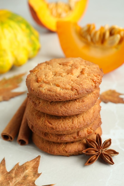 Biscoitos de abóbora em plano de fundo texturizado branco, close-up.