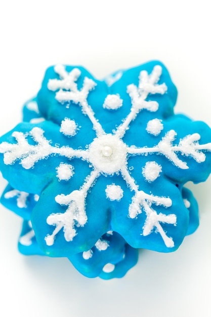 Biscoitos de açúcar azuis foscos em forma de flocos de neve.