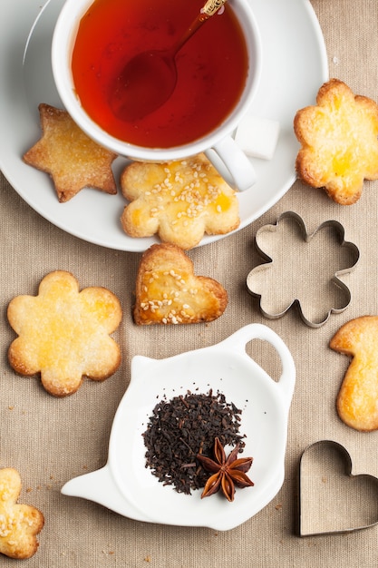 Foto biscoitos de açúcar com chá preto