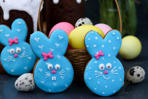 Biscoitos de açúcar de coelhinho da Páscoa, biscoitos adoráveis em forma de animal, como coelhos azuis fofos