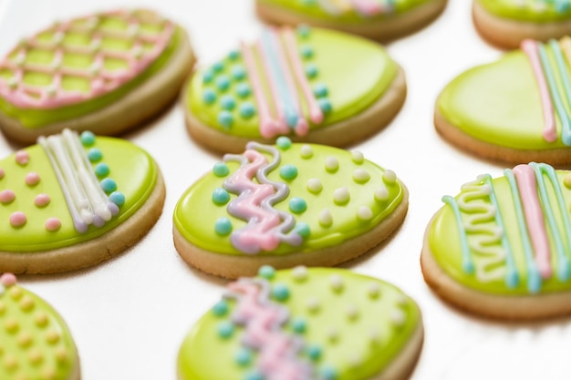 Biscoitos de açúcar de Páscoa decorados com glacê real de cores diferentes.