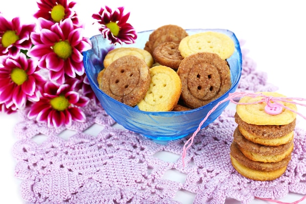 Biscoitos de açúcar em forma de botões na mesa