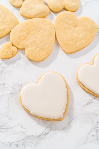 Biscoitos de açúcar em forma de coração com glacê real