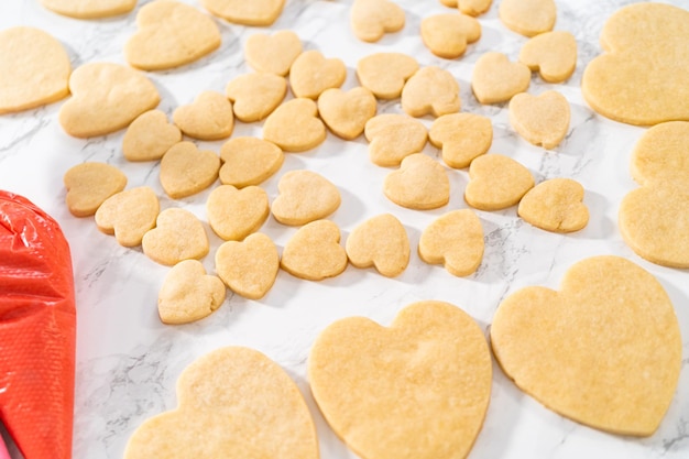 Biscoitos de açúcar em forma de coração com glacê real