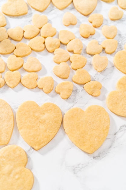 Biscoitos de açúcar em forma de coração com glasura real