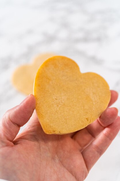 Foto biscoitos de açúcar em forma de coração com glasura real