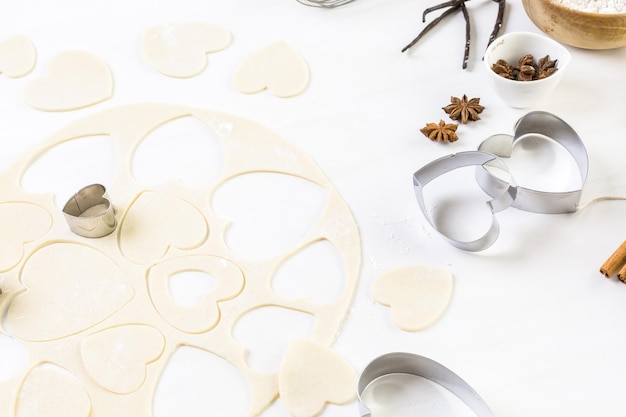 Biscoitos de açúcar em forma de coração de cozimento para dia dos namorados.