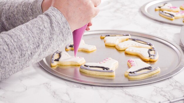 Biscoitos de açúcar em forma de patins com glacê real.