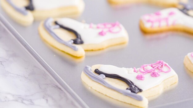 Biscoitos de açúcar em forma de patins com glacê real.