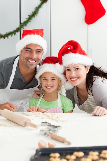 Biscoitos de amassar a família alegre para o Natal