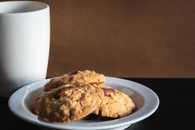 Biscoitos de amêndoa e castanha de caju na chapa branca