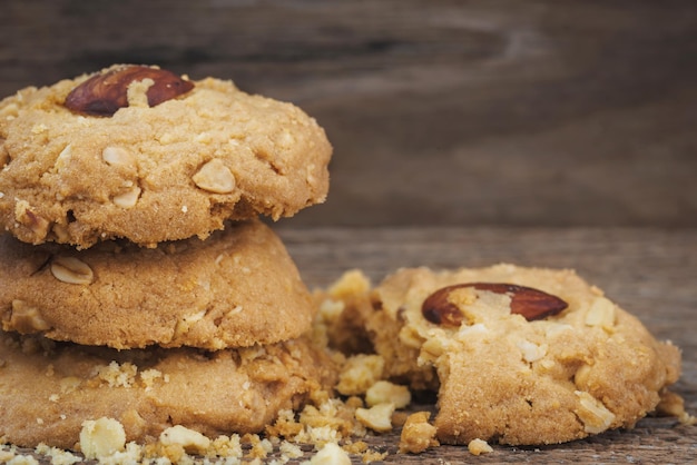 Biscoitos de amêndoa e castanha de caju na folha de madeira mostram detalhes dentro dos biscoitos