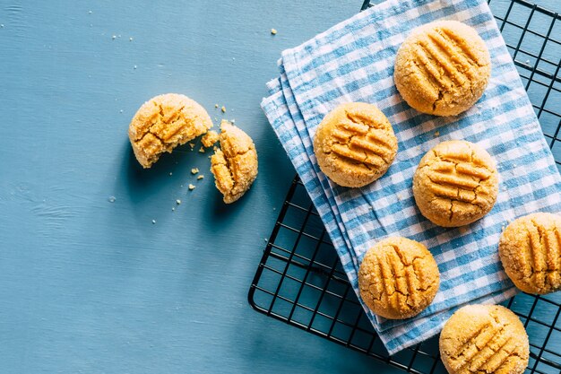Biscoitos de amendoim caseiros em um fundo azul