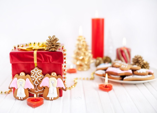 Biscoitos de anjos e presentes vermelhos no Natal