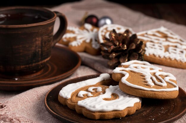 Biscoitos de ano novo estão sobre a mesa da cozinha