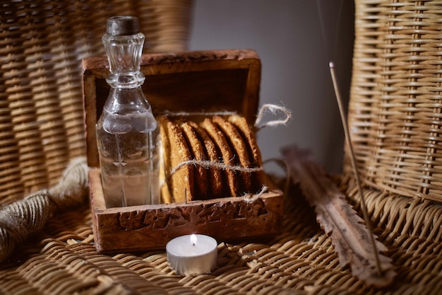 Biscoitos de aveia amarrados com uma corda de juta em uma caixa de madeiraEstilo retrô rústico