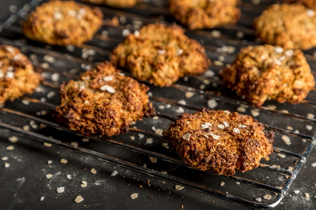 Biscoitos de aveia assados caseiros com escuro