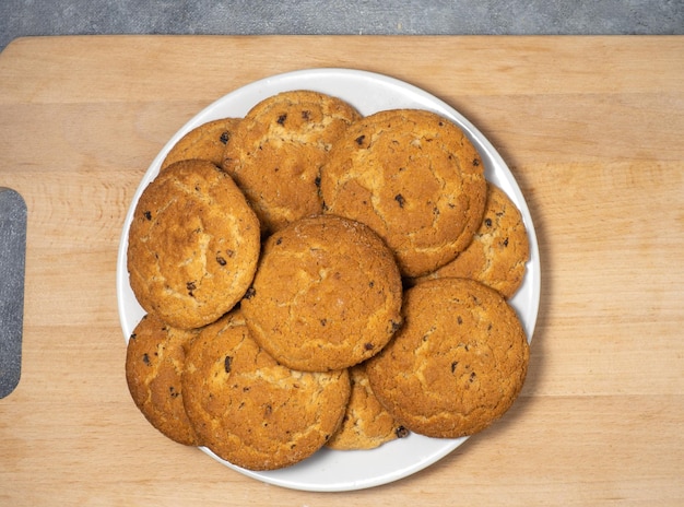 Biscoitos de aveia Biscoitos com passas na mesa Doce deleite Dieta saudável