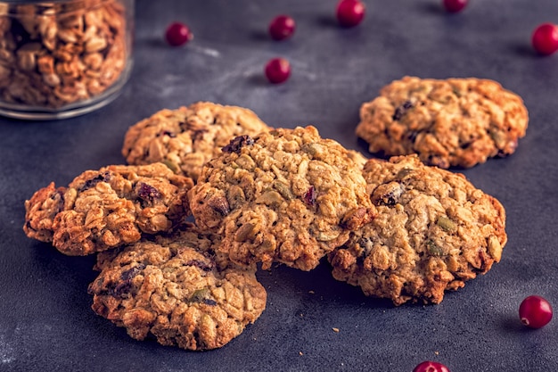 Biscoitos de aveia caseiro com cranberries.