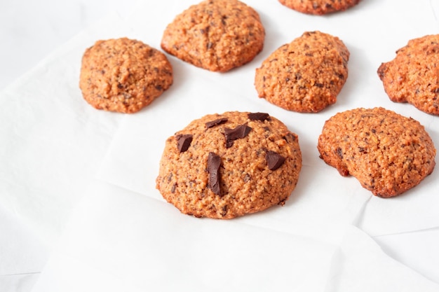 Biscoitos de aveia caseiros com chocolate sobre fundo branco lanche rústico para um estilo de vida saudável