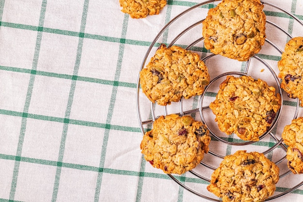 Biscoitos de aveia caseiros com cranberries e sementes de abóbora, vista superior.