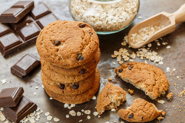 Biscoitos de aveia caseiros com lascas de chocolate