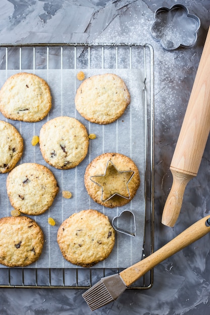 Biscoitos de aveia caseiros com pedaços de chocolate em uma mesa de cozinha cinza