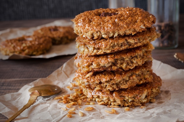 Biscoitos de aveia caseiros com uma colher