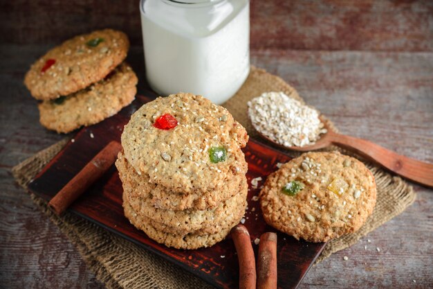 Biscoitos de aveia caseiros em fundo de madeira