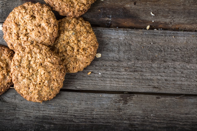 Biscoitos de aveia caseiros. Leite e bolachas. Biscoitos natalinos. Comida saudável. Café da manhã co